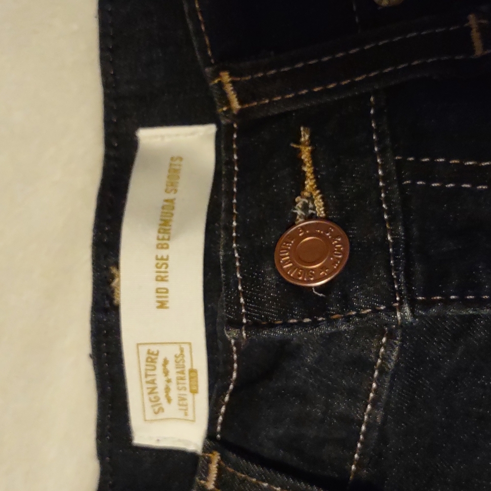 NWT Levi's Mid Rise Bermuda Shorts - Picture 3 of 5